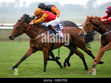 Adrian McCarthy (Mitte) gewinnt mit Bombina den Handicap der St Nichola Hospice Care-Stutfohlen während der St Nichola Hospice Care Silver Jubilee Race Night auf der Newmarket Racecourse. Stockfoto