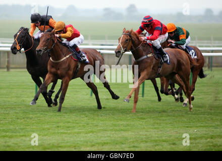 Bombina geritten Adrian McCarthy (zweiter links) fährt frei und gewinnt während der St Nichola Hospice Care Silver Jubilee Race Night auf der Newmarket Racecourse den Handicap der St Nichola Hospice Care-Fohlen. Stockfoto