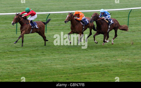 Gripsholm Castle unter Ian Mongan (links) gewinnt die Orbital Foods Maiden Stakes von Flame of Gibraltar unter Tom Queally und Mared unter Shane Kelly (rechts) während der St. Nicholas Hospice Care Silver Jubilee Race Night auf der Newmarket Racecourse. Stockfoto