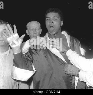 Boxen - schwerer Bout - Cassius Clay gegen Henry Cooper. Cassius Clay feiert seinen fünften Sieg in der Runde Stockfoto