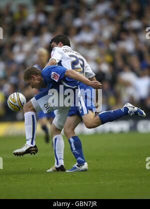 Fußball - Coca-Cola Football League One - Play Off Semi Final - Second Leg - Leeds United gegen Millwall - Elland Road. Leeds United's Robert Snodgrass (links) und Millwall's David Martin (rechts) kämpfen um den Ball Stockfoto