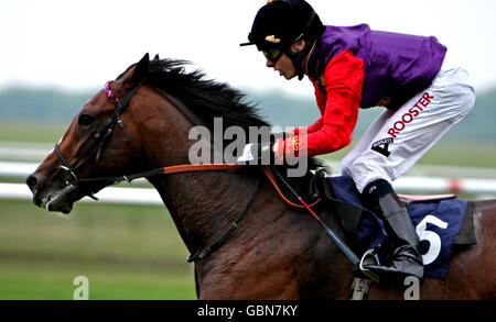 Four Winds von Jamie Spencer gewinnt die Simon Gibson Conditions Stakes während der St. Nichola Hospice Care Silver Jubilee Race Night auf der Newmarket Racecourse. Stockfoto