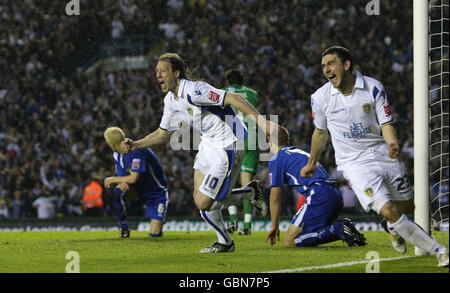 Luciano Becchio von Leeds United (Mitte) feiert das erste Tor des Spiels seiner Seite während des Coca-Cola Football League One Play Off Semi Final Second Leg-Spiels in Elland Road, Leeds. Stockfoto