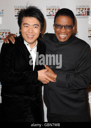 Lang lang (links) und Herbie Hancock bei der Ankunft für die Classical Brit Awards in der Royal Albert Hall im Westen Londons. Stockfoto