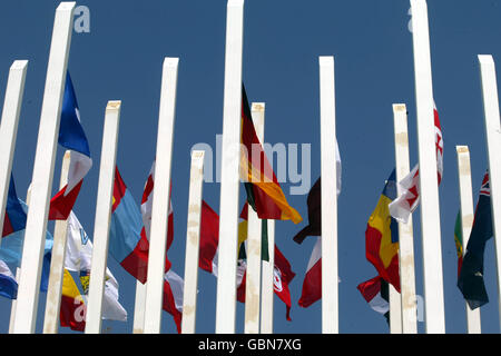 Flaggen aus den konkurrierenden Ländern beim Olympischen Sport in Athen Komplex Stockfoto