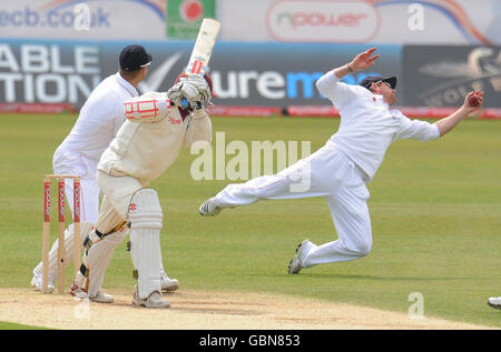 Der englische Paul Collingwood (rechts) streckt sich während des zweiten npower-Testmatches im Riverside, Chester-Le-Street, Durham, um einen Ball von Shivnarine Chanderpaul aus West Indies zu spielen. Stockfoto