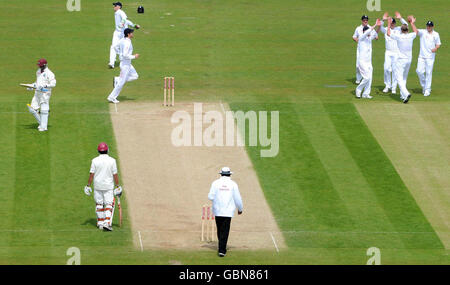 Der englische Stuart Broad (zweite rechts) feiert sein Dickicht von Shivnarine Chanderpaul von West Indies (ganz links) beim zweiten npower-Testspiel am Riverside, Chester-Le-Street, Durham. Stockfoto