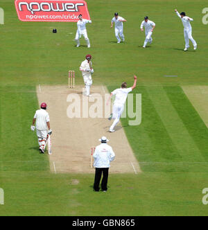 Der englische Stuart Broad (Mitte) feiert sein Dickicht von West Indies' Shivnarine Chanderpaul, gefangen von Wicketkeeper Matt Prior (oben, links) beim zweiten npower-Testspiel am Riverside, Chester-Le-Street, Durham. Stockfoto