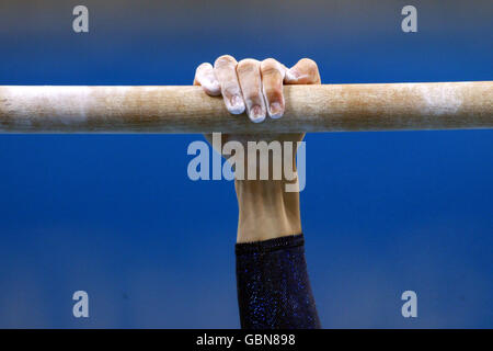 Gymnastik - Olympische Spiele 2004 In Athen - Unebene Balken. Der brasilianische Lais Souza in Aktion Stockfoto