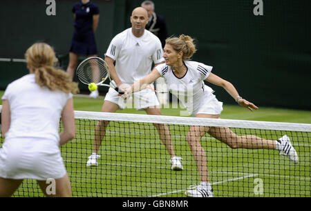 Die ehemalige Wimbledon-Meisterin Steffi Graf (rechts) im Einsatz mit ihrem Mann und Partner Andre Agassi (links) während eines Ausstellungsspiels gegen die Briten Tim Henman und Kim Clijsters auf dem Mittelfeld, während der Centre Court-Veranstaltung im All England Lawn Tennis and Croquet Club, Wimbledon, London. Stockfoto