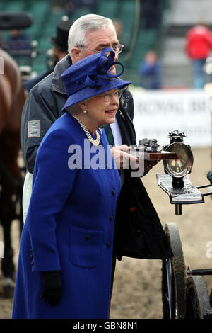 Queen Elizabeth II verleiht Auszeichnungen im Land Rover International Grand Prix Parade bei der Royal Windsor Horse Show In Berkshire Stockfoto