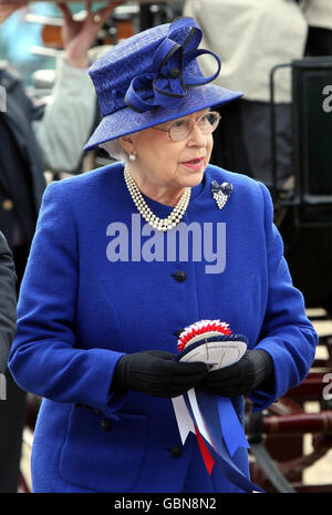 Queen Elizabeth II verleiht Auszeichnungen im Land Rover International Grand Prix Parade bei der Royal Windsor Horse Show In Berkshire Stockfoto