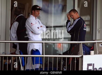 Cricket - npower Second Test - Tag vier - England gegen Westindien - Chester le Street. Englands Kapitän Andrew strauss und Teamdirektor Andy Flower stehen auf dem Teambalkon, nachdem schlechtes Licht aufhört zu spielen Stockfoto