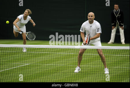 Die ehemalige Wimbledon-Meisterin Steffi Graf (links) im Einsatz mit ihrem Partner und Ehemann Andre Agassi gegen die Briten Tim Henman und Kim Clijsters auf dem Mittelplatz, während der Centre Court Celebration im All England Lawn Tennis and Croquet Club, Wimbledon, London. Stockfoto