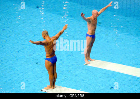 Tauchen - Olympische Spiele 2004 in Athen - Synchronspringen für Männer - Finale. Der britische Tony Ally und Mark Shipman in Aktion Stockfoto