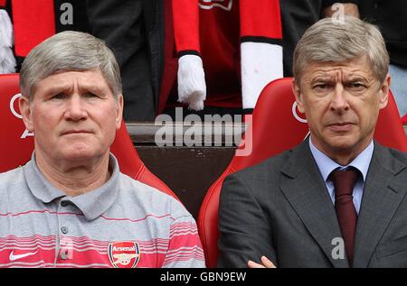 Arsenals Manager Arsene Wenger (rechts) und der Assistent Pat Rise an der Touchline. Stockfoto