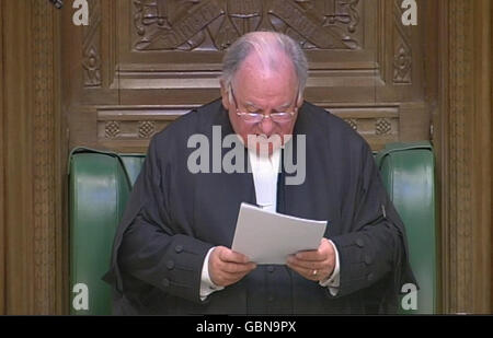Der Sprecher des Unterhauses, Michael Martin, gibt vor dem Unterhaus in Westminster, London, eine Erklärung zu den vorgeschlagenen neuen Regeln für die Ausgaben der Abgeordneten ab. Stockfoto