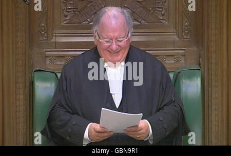 Der Sprecher des Unterhauses, Michael Martin, gibt vor dem Unterhaus in Westminster, London, eine Erklärung zu den vorgeschlagenen neuen Regeln für die Ausgaben der Abgeordneten ab. Stockfoto