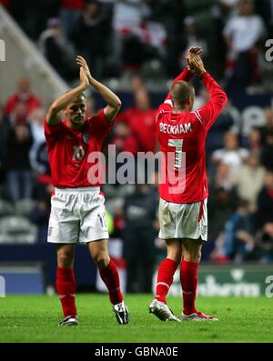 Fußball - International freundlich - England gegen Ukraine. Michael Owen (l.) und David Beckham (r.) aus England und Real Madrid danken der Menge des St. James Stockfoto