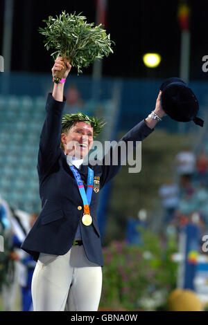 Reiten - Olympische Spiele in Athen 2004 - drei Tage-Wettkampfsport Springreiten. Die deutsche Bettina Hoy feiert mit ihrer Goldmedaille Stockfoto