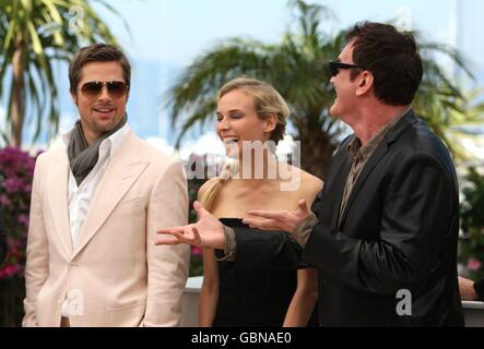 (Rechts nach links) Quentin Tarantino, Diane Kruger und Brad Pitt besuchen eine Fotoschau für den Film Inglourious Basterds im Palais de Festival, während der 62. Filmfestspiele von Cannes, Frankreich. Stockfoto