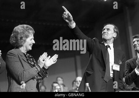 Premierministerin Margaret Thatcher applaudiert dem neuen Tory-Vorsitzenden Norman Tebbit nach seiner Rede bei der Eröffnung der jährlichen Tory-Konferenz in den Winter Gardens, Blackpool. Stockfoto