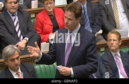 Der liberale Demokrat Nick Clegg spricht während der Fragestunde des Premierministers im Londoner Unterhaus. Stockfoto