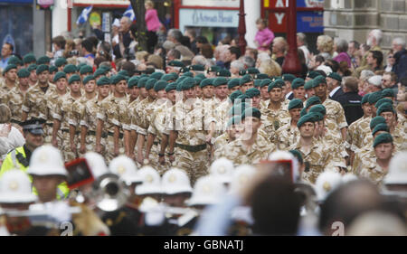 Mitglieder von 45 Commando Royal Marines, die vor kurzem von einer Dienstreise in Afghanistan zurückgekehrt sind, marschieren durch Arbroath während einer Heimkehr Parade. Stockfoto