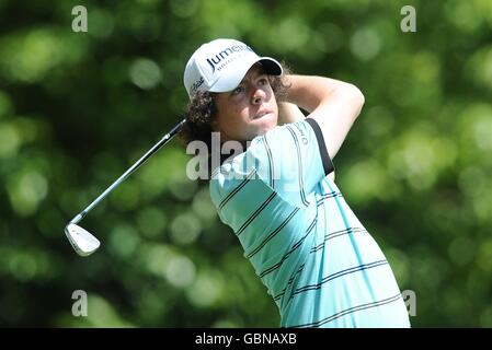 Golf - BMW PGA Championship 2009 - Tag zwei - Wentworth Golf Club - Virginia Water. Der nordirische Rory McIlroy ist am zweiten Tag der BMW PGA Championship 2009 im Wentworth Golf Club in Aktion Stockfoto