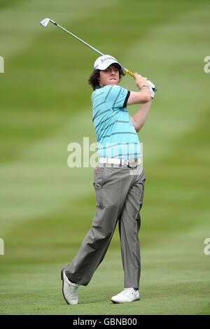 Golf - BMW PGA Championship 2009 - Tag zwei - Wentworth Golf Club - Virginia Water. Der nordirische Rory McIlroy ist am zweiten Tag der BMW PGA Championship 2009 im Wentworth Golf Club in Aktion Stockfoto