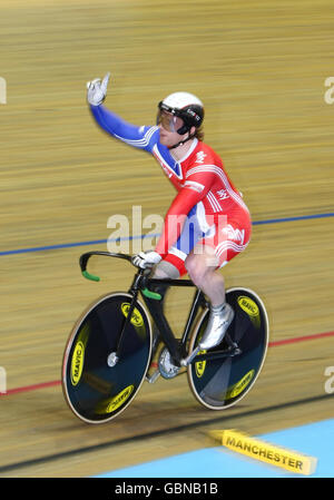 Der britische Jody Cundy stellt während der BT Paralympic World Cup in Manchester einen neuen Weltrekord für die Flying 200m auf. Stockfoto