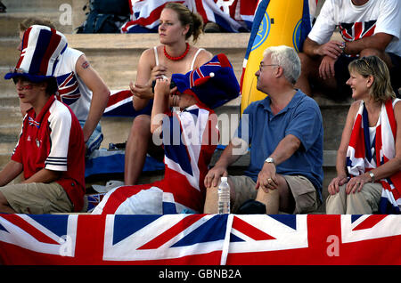 Großbritannien-Fans sitzen enttäuscht nach Medaille Hoffnung Paula Radcliffe Zieht aus dem Marathon Stockfoto