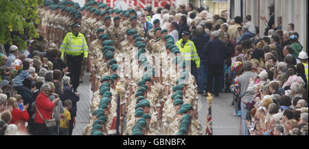 Mitglieder von 45 Commando Royal Marines, die vor kurzem von einer Dienstreise in Afghanistan zurückgekehrt sind, marschieren durch Arbroath während einer Heimkehr Parade. Stockfoto