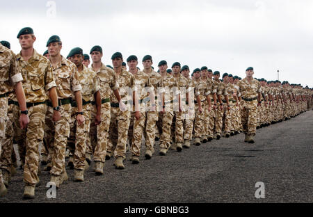 Mitglieder von 45 Commando Royal Marines, die vor kurzem von einer Dienstreise in Afghanistan zurückgekehrt sind, marschieren durch Arbroath während einer Heimkehr Parade. Stockfoto