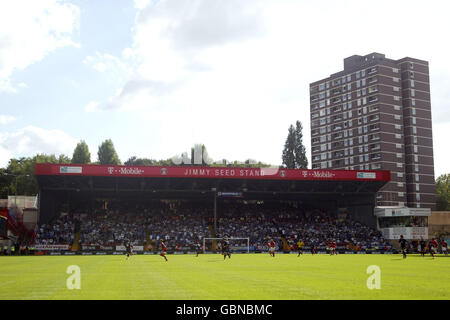 Die Fans von Portsmouth im Jimmy Seed stehen im Valley Stockfoto