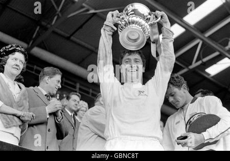 West Bromwich Albion Kapitän Graham Williams hebt den FA Cup Nach dem 1-0-Sieg seines Teams Stockfoto