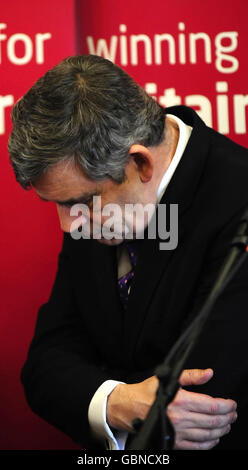 Premierminister Gordon Brown besucht heute ein Gemeindezentrum in North Tyneside. Während der Labour Party sagte Brown: "Wir haben eine sehr starke Linie eingeholt. Wir müssen die Politik aufräumen. Heute bin ich hier, um nicht nur zu sagen, dass wir die Politik aufräumen, sondern auch um jeden Job in Großbritannien kämpfen." Stockfoto