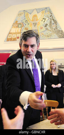 Premierminister Gordon Brown besucht heute ein Gemeindezentrum in North Tyneside. Während der Labour Party sagte Brown: "Wir haben eine sehr starke Linie eingeholt. Wir müssen die Politik aufräumen. Heute bin ich hier, um nicht nur zu sagen, dass wir die Politik aufräumen, sondern auch um jeden Job in Großbritannien kämpfen." Stockfoto