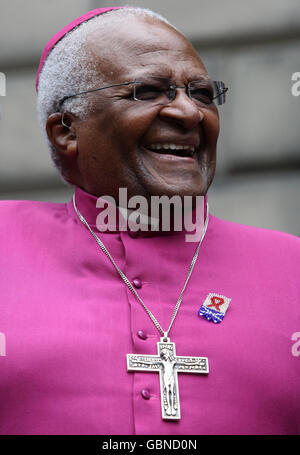 Der Anti-Apartheid-Aktivist Erzbischof Desmond Tutu nach einer Ehrendoktorfeier an der Universität Edinburgh, wo er vom Rektor der Universität Edinburgh und Vizekanzler Sir Timothy O'Shea den Titel eines Doktors der Göttlichkeit erhielt. Stockfoto