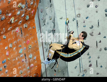 Major Phil Packer von der Royal Military Police klettert die Kletterwand im Westway Sports Center im Westen Londons. Er bereitet sich auf seine nächste große Herausforderung vor, den El Capitan Berg im Yosemite Nationalpark, USA, in nur zwei Wochen zu besteigen. Stockfoto