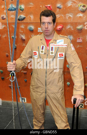 Major Phil Packer von der Royal Military Police bereitet sich darauf vor, die Kletterwand im Westway Sports Centre im Westen Londons zu erklimmen. Er bereitet sich auf seine nächste große Herausforderung vor, den El Capitan Berg im Yosemite Nationalpark, USA, in nur zwei Wochen zu besteigen. Stockfoto