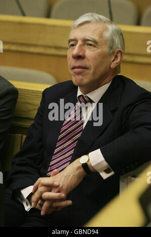 Der Justizminister Jack Straw besucht das Gericht 1 des Camberwell Green Magistrates' Court im Süden Londons, während er während einer Live-Videoverbindung zwischen dem Gericht und der Charing Cross Polizeistation im Zentrum von London ein Modell eines „virtuellen Gerichts“ mit Schauspielern sieht, die die Rolle der Angeklagten spielen. Stockfoto