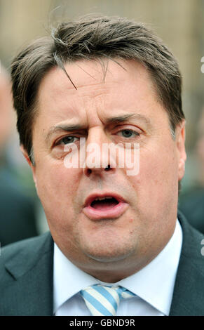 Der Vorsitzende der British National Party (BNP) Nick Griffin spricht mit den Medien vor den Houses of Parliament in Westminster, wo er sagte, dass er diesen Sommer nicht an der Gartenparty des Buckingham Palace teilnehmen werde. Stockfoto