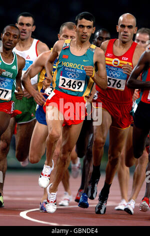 Leichtathletik - Olympische Spiele 2004 in Athen - 1500 m der Männer - Finale. Der Marokkaner Hicham El Guerrouj auf dem Weg zur Goldmedaille Stockfoto