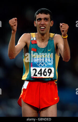 Der marokkanische Hicham El Guerrouj feiert den Gewinn der Goldmedaille Stockfoto