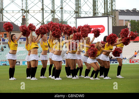 Cricket - Twenty20 Cup 2009 - South Division - Surrey Brown Caps gegen Sussex Sharks - The Brit Oval. Cheerleader sorgen vor dem Spiel für Unterhaltung Stockfoto