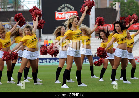 Cricket - Twenty20 Cup 2009 - South Division - Surrey Brown Caps gegen Sussex Sharks - The Brit Oval. Cheerleader sorgen vor dem Spiel für Unterhaltung Stockfoto