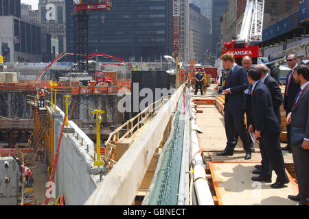 Prinz Harry zollt seinem Respekt bei einem Besuch bei Ground Zero in New York, dem ehemaligen Gelände des World Trade Center, das am 11. September 2001 angegriffen wurde. Stockfoto