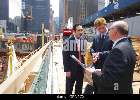 Seine Königliche Hoheit Prinz Harry während eines Besuchs bei Ground Zero in New York, dem ehemaligen Gelände des World Trade Centers, wurde am 11. September 2001 angegriffen. Stockfoto