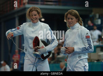 Moderner Fünfkampf - Olympische Spiele 2004 In Athen - Moderner Fünfkampf Für Frauen. Die Briten Kate Allenby und Georgina Harland während des Fechtens Stockfoto